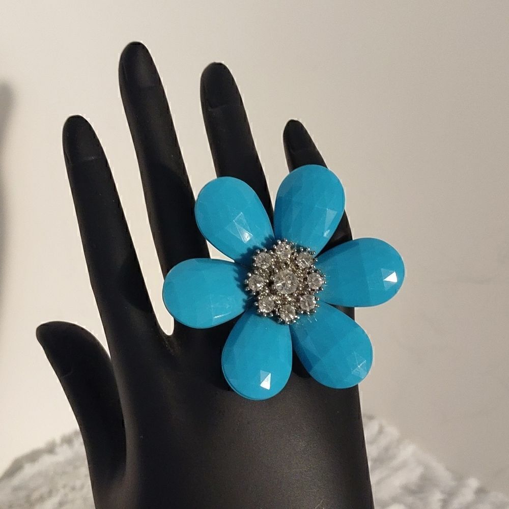 Vtg. Blue Lucite Flower With Rhinestones Mod Ring